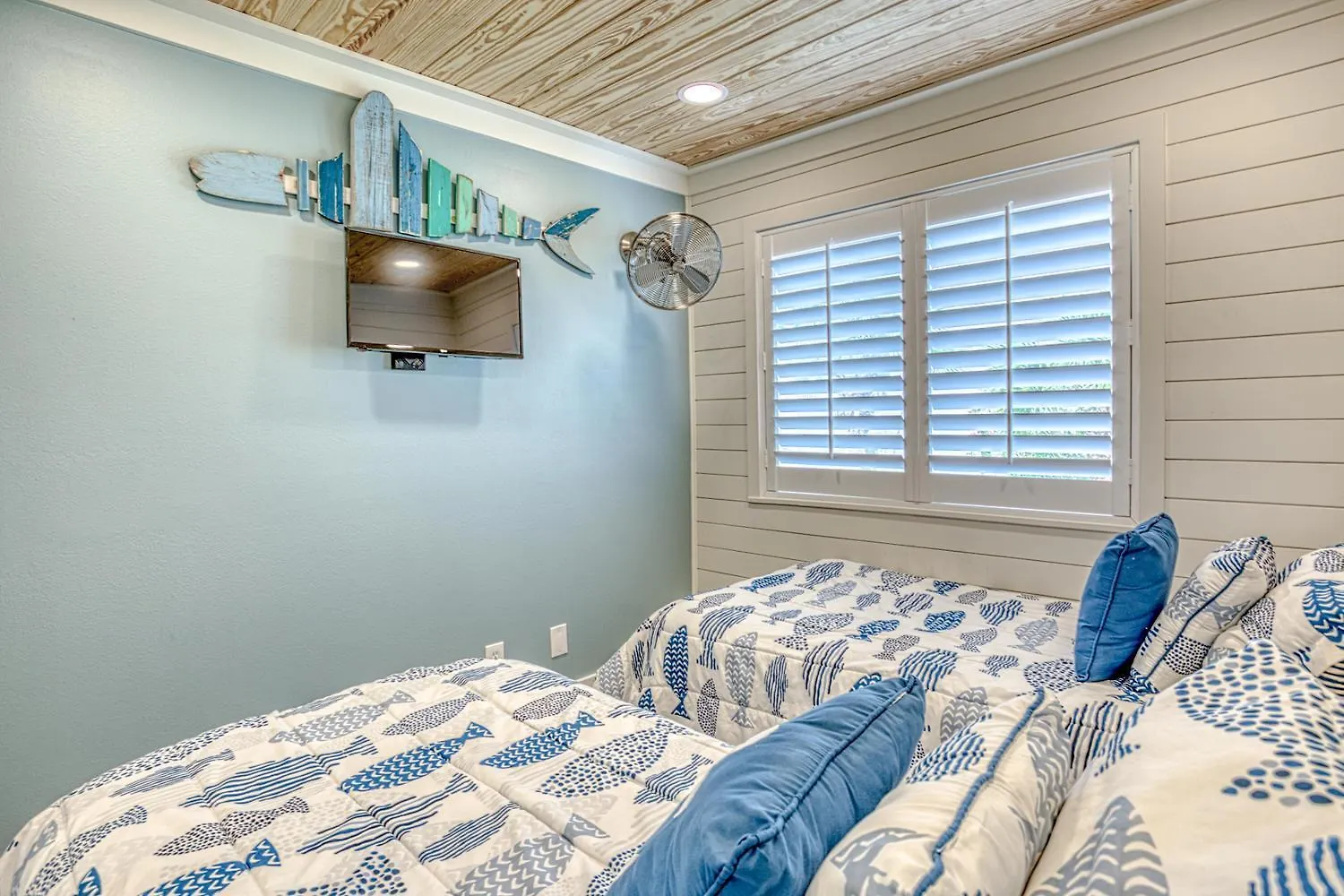 Southbay 101 Completely Remodeled 3 Bedroom Townhome Only 30 Yards From The Beach Destin Holiday home