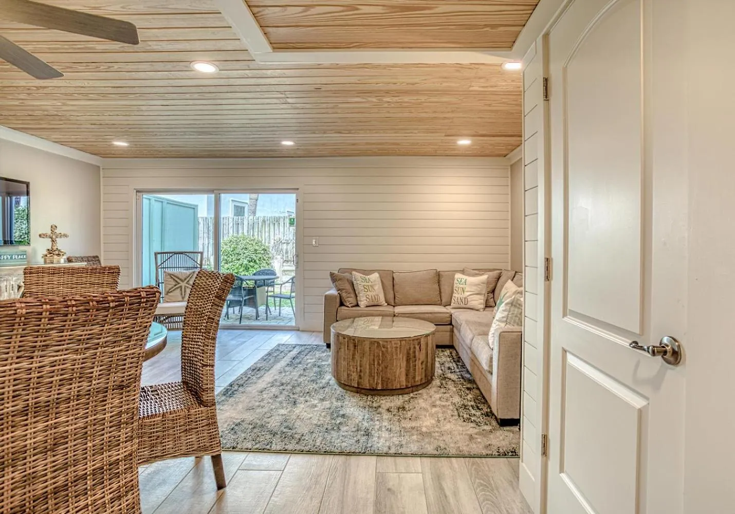 Southbay 101 Completely Remodeled 3 Bedroom Townhome Only 30 Yards From The Beach Destin Holiday home